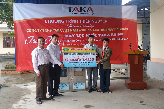 Taka tiếp tục tài trợ máy lọc nước cho trường học