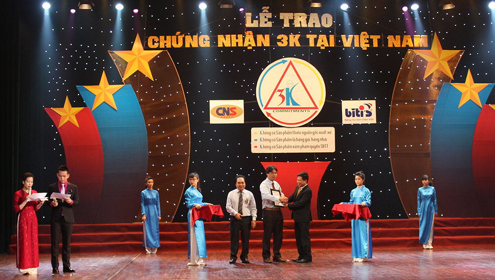 Ông Đặng Minh Ngọc vinh dự lên nhận giải thưởng 3K