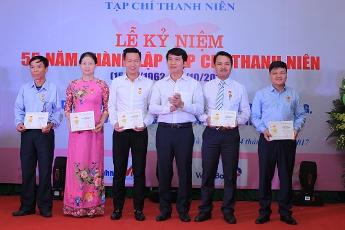 Giám đốc Taka Nguyễn Đức Hùng nhận kỷ niệm chương 'Vì thế hệ trẻ'